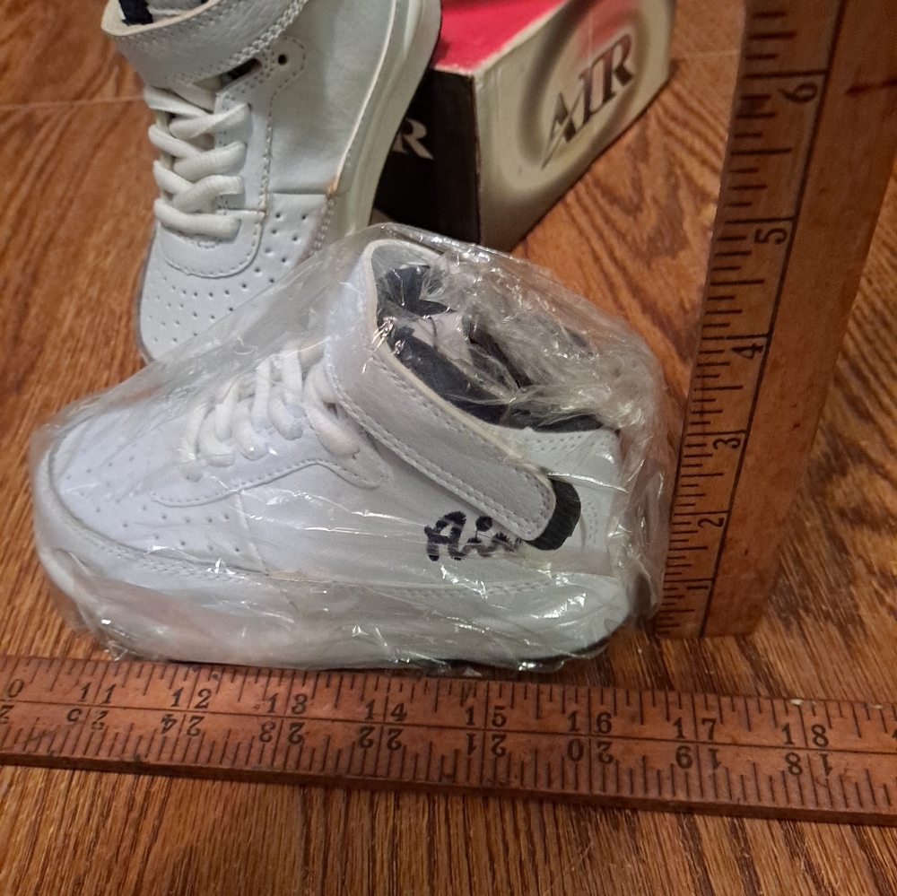 NWT Kids AIR gymshoes size 7 , white w/navy